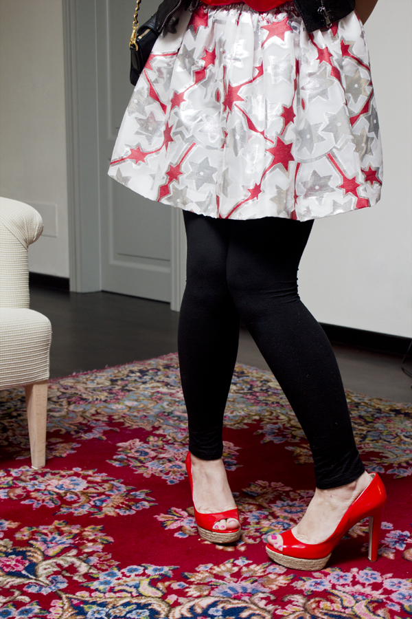 La Fashion Blogger Cristina Lodi con gonna e scarpe Miu Miu