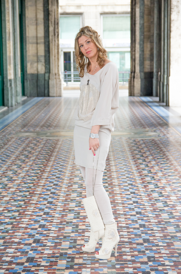 La Fashion Blogger Cristina Lodi con tronchetto e pochette Loriblu