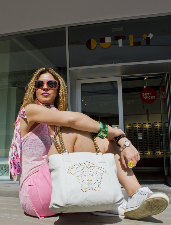 La Fashion Blogger Cristina Lodi con borsa Versace