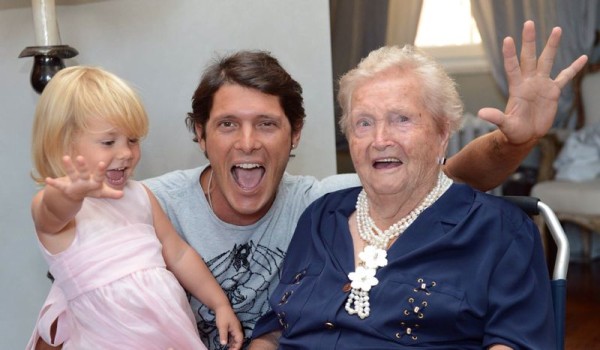 Aldo con la nipotina e la nonna