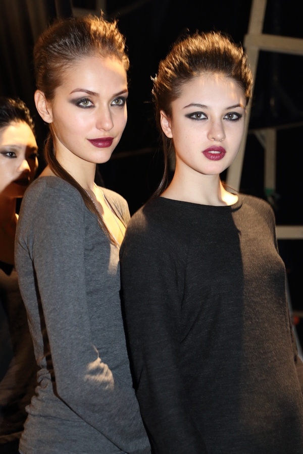 modelle Richmond backstage, 2 fashion sisters