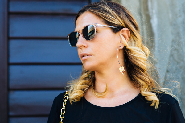Cristina Lodi, orecchini luca barra, occhiali mamo collection, 2 fashion sisters